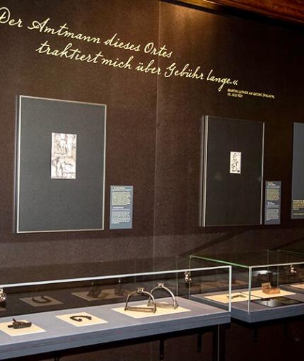 Die Objekte zur Tierhaltung im Innenbereich der Sonderausstellung „Luther im Exil. Wartburgalltag 1521“. Foto: Wartburg-Stiftung, Fotothek