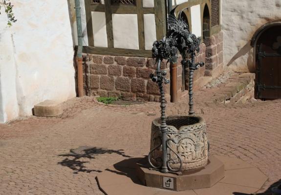 Trinkwasserbrunnen auf dem ersten Burghof