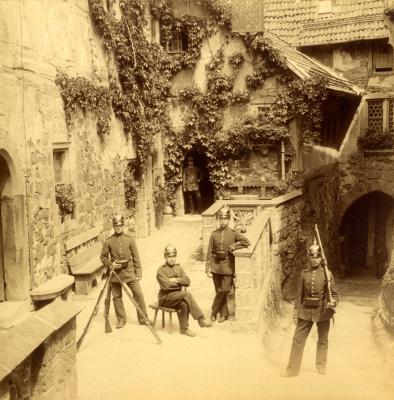 1899 auf der Schanze: Die Wache der Wartburg, Burgvogt Richard Barthel und Pudel Mohr