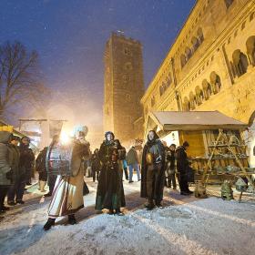 Gaukler und Händler beim Historischen Weihnachtsmarkt auf der Wartburg