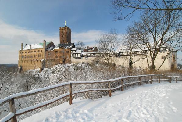 Winterliche Wartburg mit verschneiter Landschaft