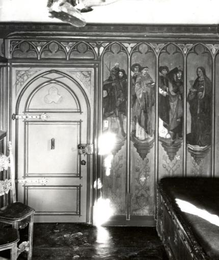 Blick in die Obere Vogteistube der Wartburg mit den Heiligentafeln an der Wand, Anfang 20. Jh., Wartburg-Stiftung, Fotothek